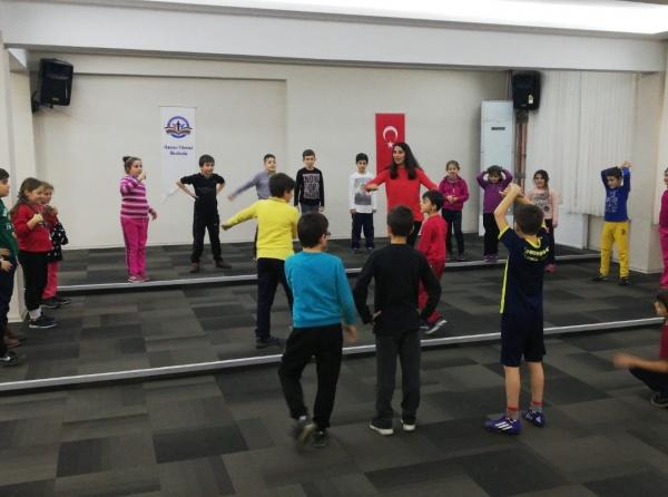 4/D sınıfı stajyer öğretmenler tarafından Ankara halk oyunu etkinliği 