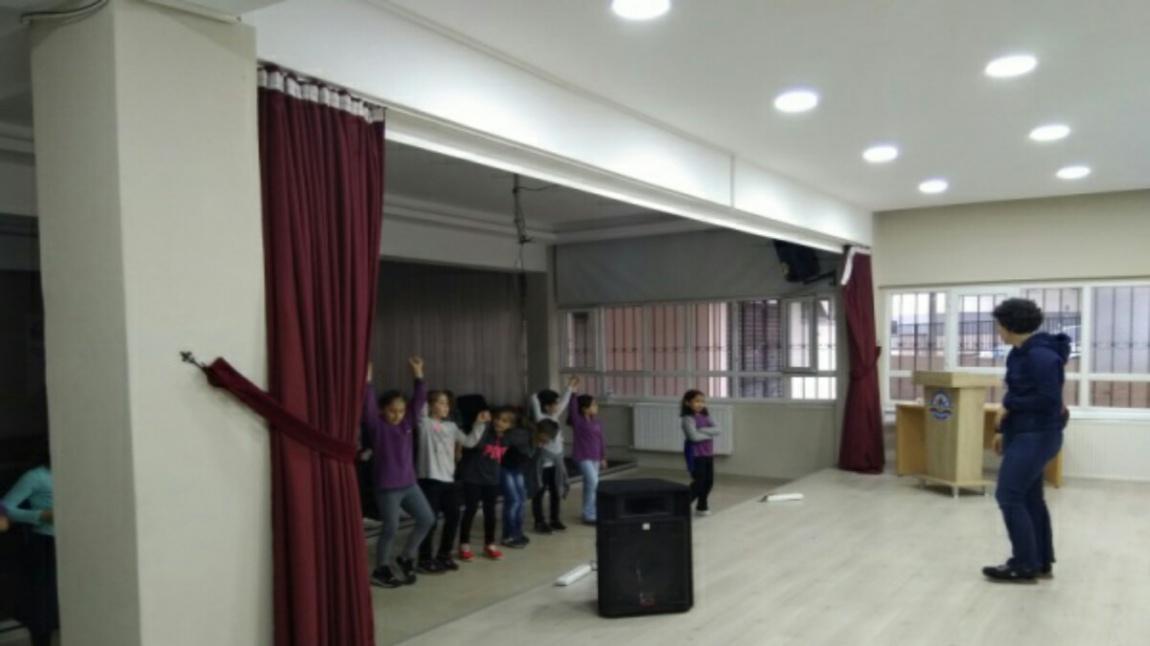 Halk oyunları etkinligimiz Elif Çelik Arslan hocamızla devam etmektedir.