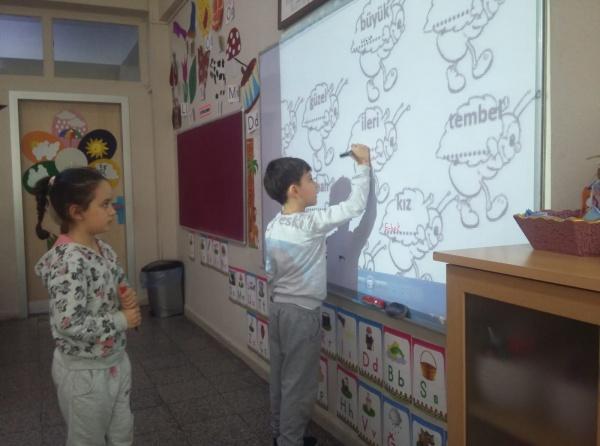 1-B sınıfı kelimelerin zıt anlamlarını buluyor.